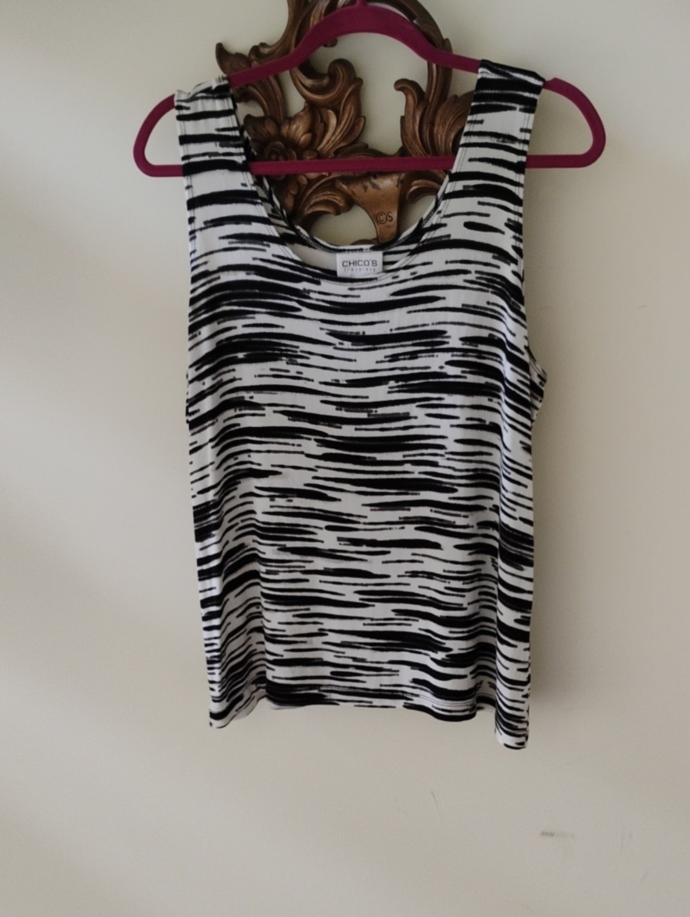 Chico's Black & White Abstract Stripe Scoop Tank